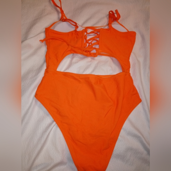 NWOT HIGH LEG CUT OUT ONE PIECE STRAPPY BACK TIE - Picture 13 of 14